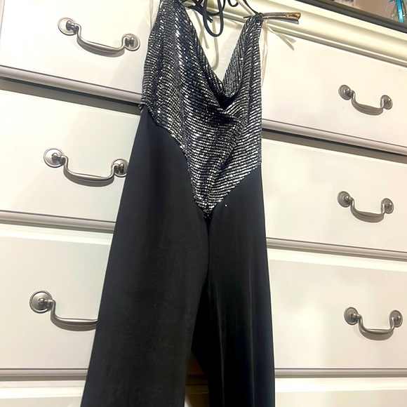 I’m selling this jumpsuit. - Picture 1 of 3